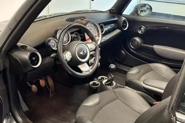 MINI Cabrio (2010) thumbnail 4