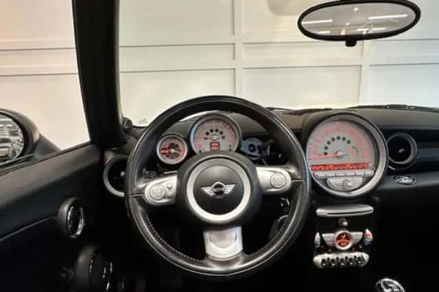 MINI Cabrio (2010) thumbnail 5