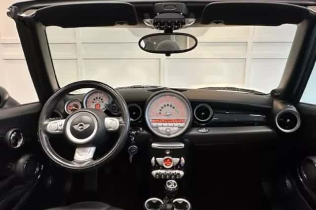 MINI Cabrio (2010) thumbnail 6