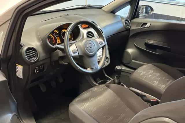 Opel Corsa (2011) thumbnail 4