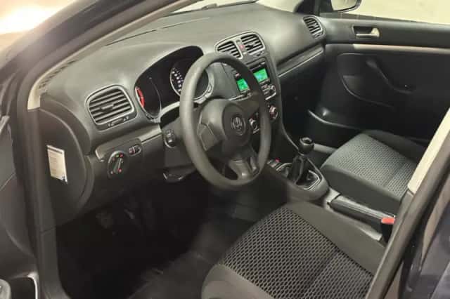 Volkswagen Golf (2010) thumbnail 4