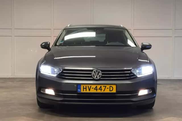 Volkswagen Passat (2015) thumbnail 2