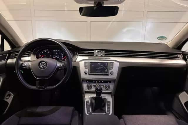 Volkswagen Passat (2015) thumbnail 5