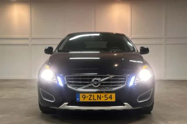Volvo V60 (2011) thumbnail 2