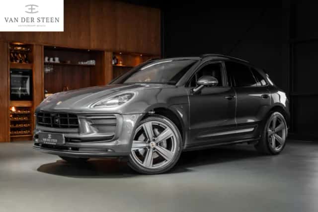 Porsche Macan (2022) thumbnail 2