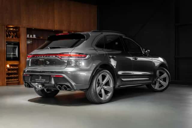 Porsche Macan (2022) thumbnail 3