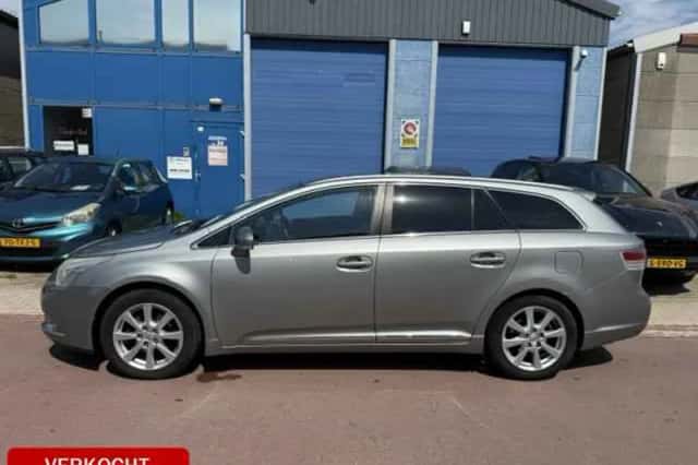 Toyota Avensis (2010) thumbnail 2