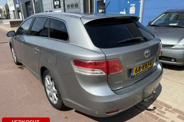 Toyota Avensis (2010) thumbnail 3