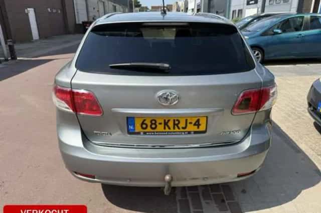 Toyota Avensis (2010) thumbnail 4
