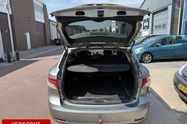 Toyota Avensis (2010) thumbnail 5