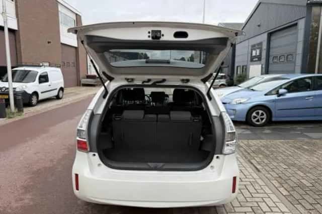 Toyota Prius (2012) thumbnail 5