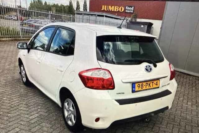 Toyota Auris (2011) thumbnail 3