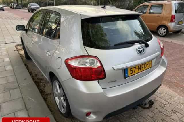Toyota Auris (2010) thumbnail 2