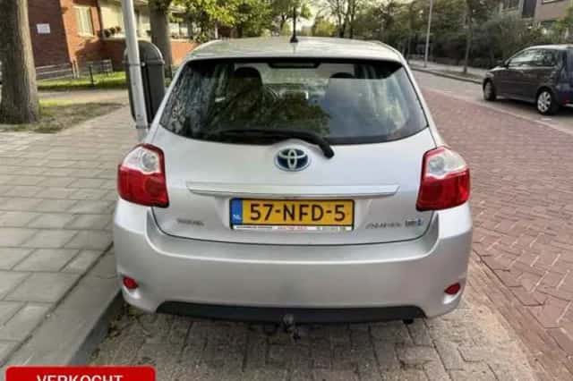Toyota Auris (2010) thumbnail 3