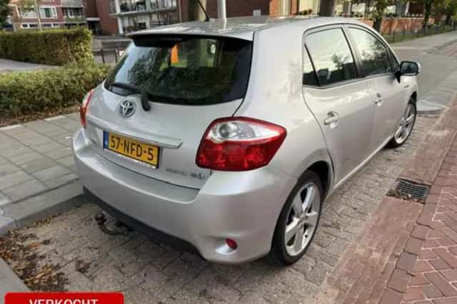 Toyota Auris (2010) thumbnail 4