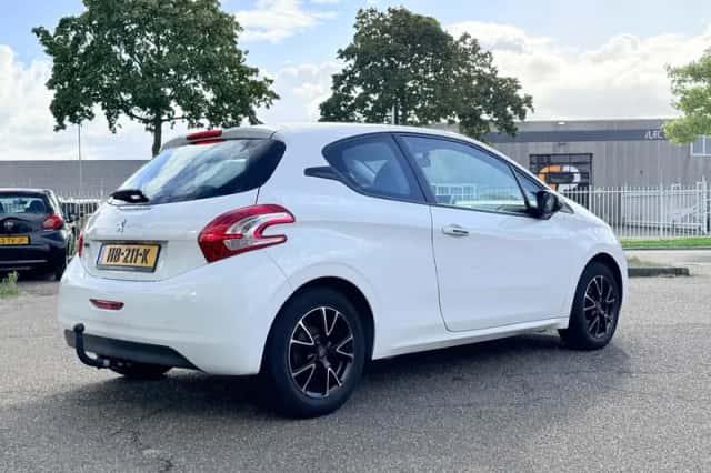 Peugeot 208 (2014) thumbnail 4