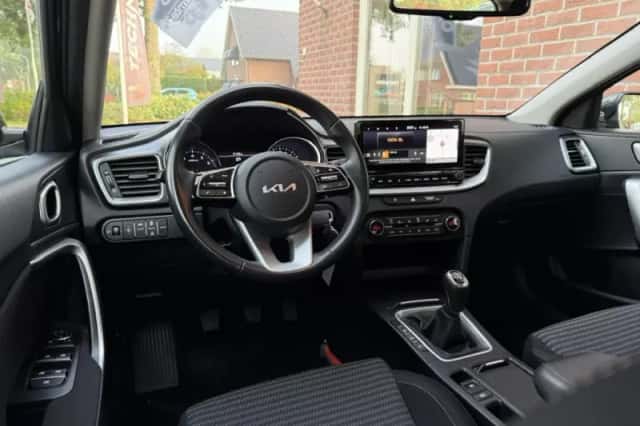 Kia Ceed (2022) thumbnail 3