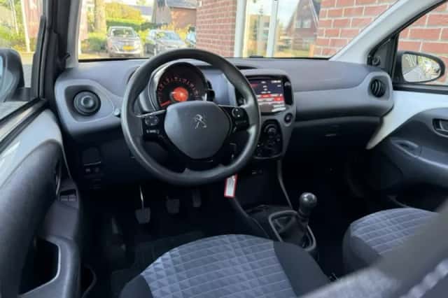 Peugeot 108 (2021) thumbnail 3