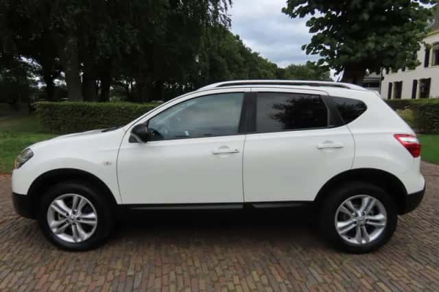 Nissan Qashqai (2010) thumbnail 3