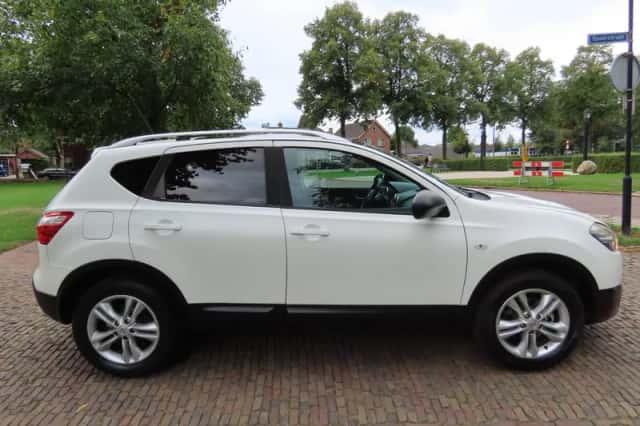 Nissan Qashqai (2010) thumbnail 4