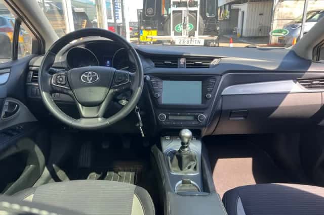 Toyota Avensis (2015) thumbnail 2