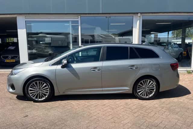 Toyota Avensis (2015) thumbnail 3