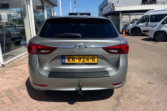 Toyota Avensis (2015) thumbnail 5
