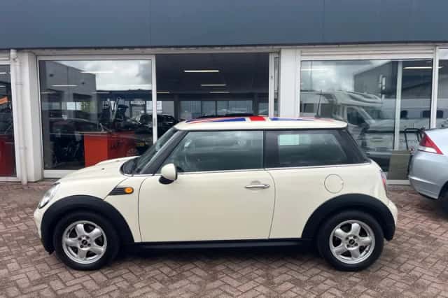 MINI Cooper (2008) thumbnail 3