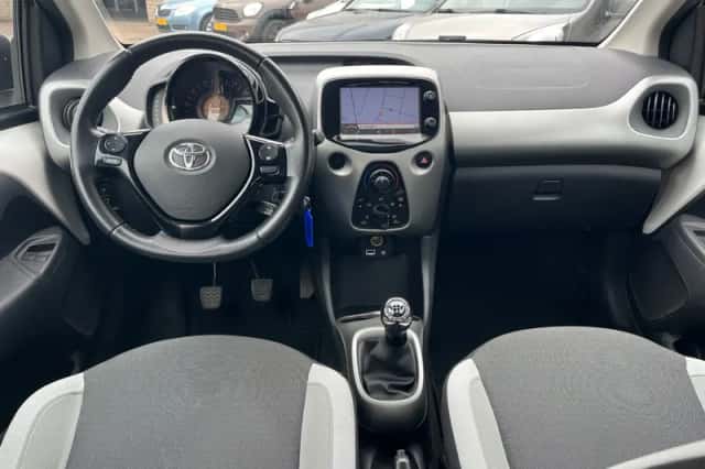 Toyota Aygo (2017) thumbnail 2
