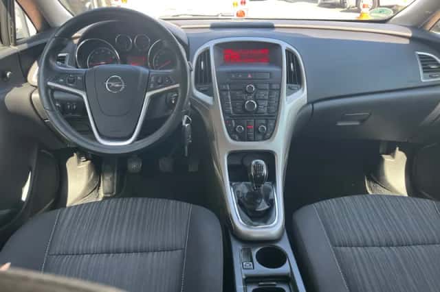 Opel Astra (2011) thumbnail 2