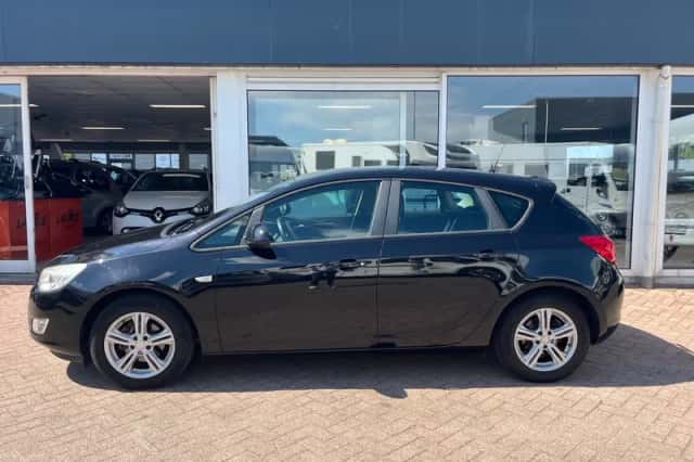 Opel Astra (2011) thumbnail 3