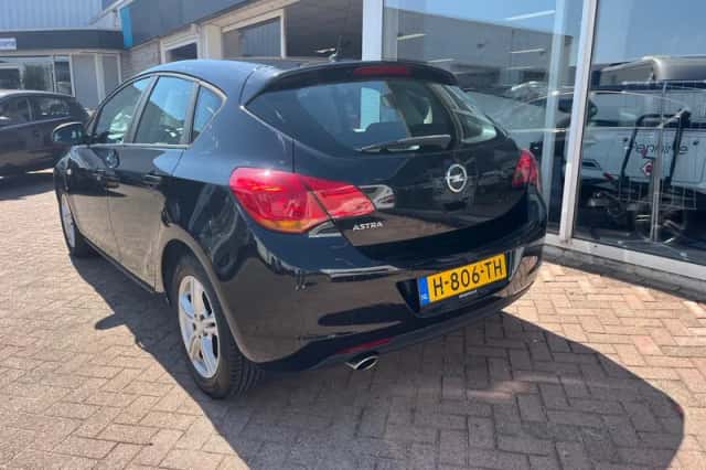 Opel Astra (2011) thumbnail 4