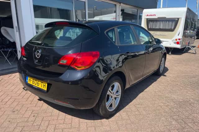 Opel Astra (2011) thumbnail 6