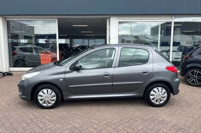 Peugeot 206+ (2010) thumbnail 3