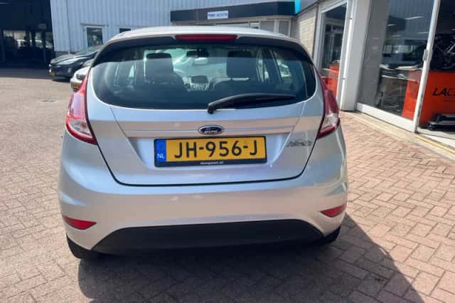 Ford Fiesta (2016) thumbnail 5