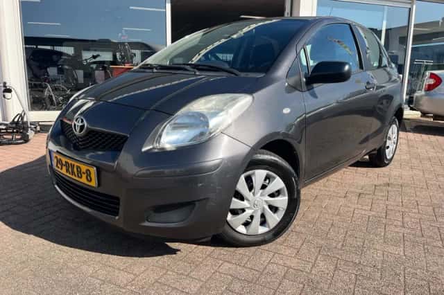 Toyota Yaris (2011) thumbnail 1