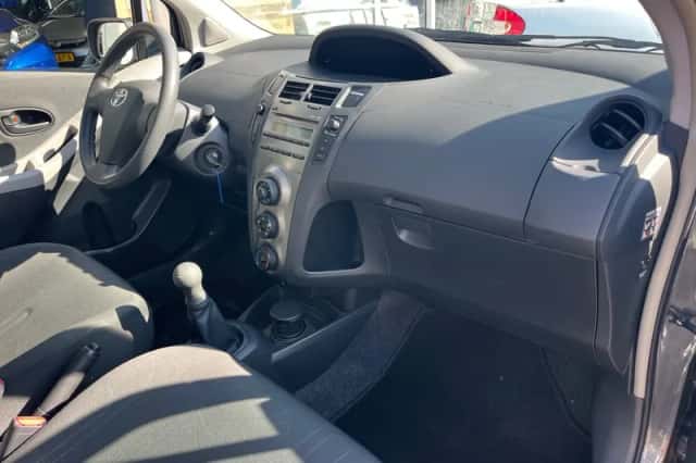 Toyota Yaris (2011) thumbnail 2