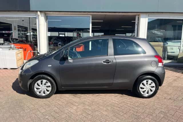 Toyota Yaris (2011) thumbnail 3