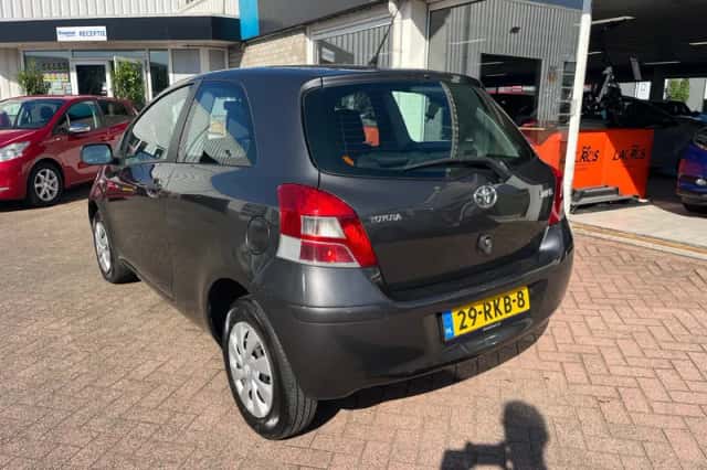 Toyota Yaris (2011) thumbnail 4