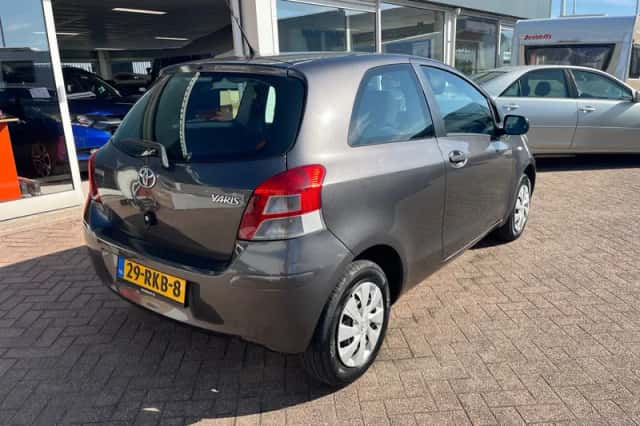 Toyota Yaris (2011) thumbnail 5