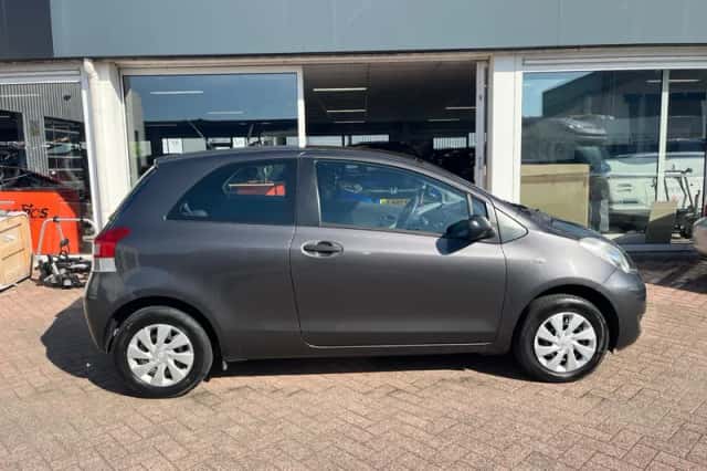 Toyota Yaris (2011) thumbnail 6