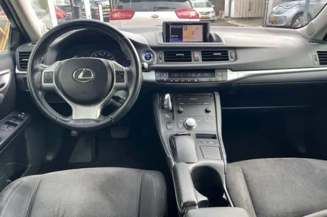 Lexus CT (2013) thumbnail 2