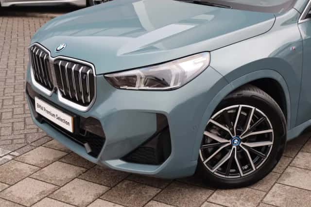 BMW iX1 (2023) thumbnail 2