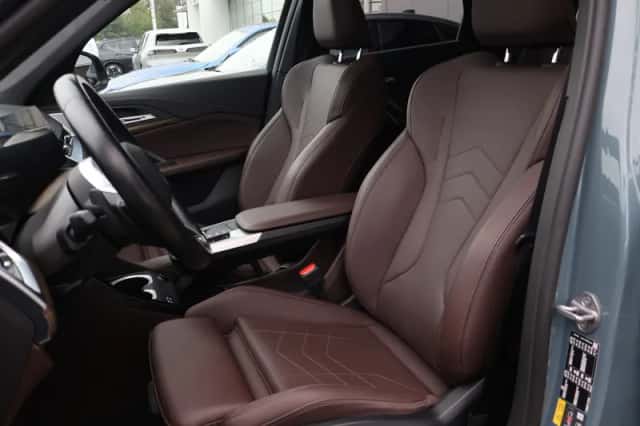 BMW iX1 (2023) thumbnail 4