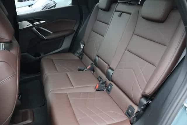 BMW iX1 (2023) thumbnail 6