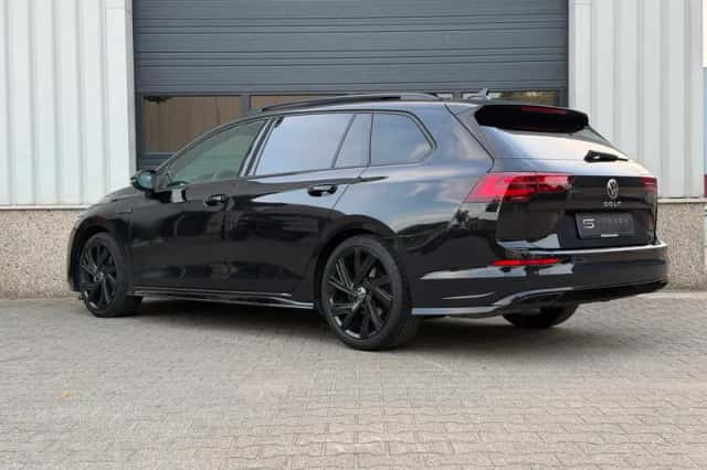 Volkswagen Golf (2022) thumbnail 3