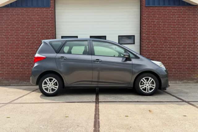 Toyota Verso-S (2012) thumbnail 2
