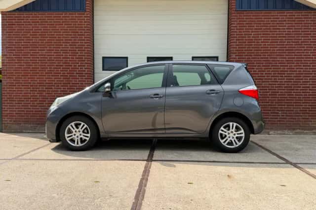 Toyota Verso-S (2012) thumbnail 3