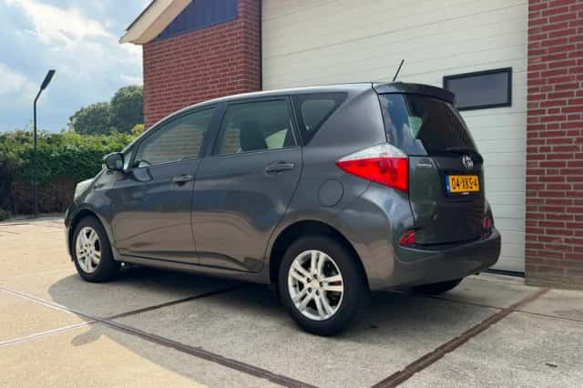 Toyota Verso-S (2012) thumbnail 6
