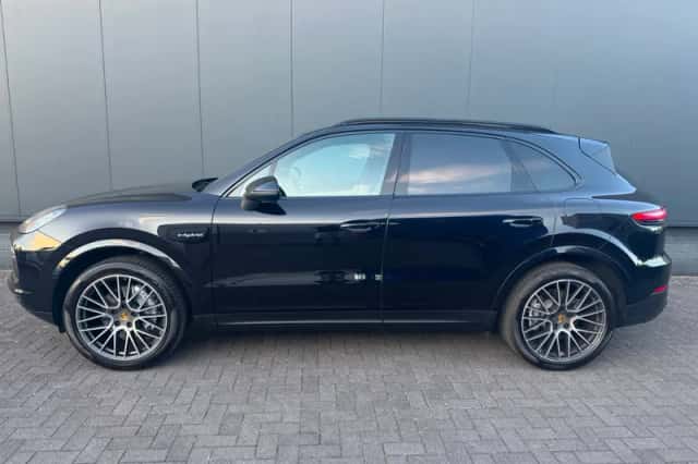 Porsche Cayenne (2018) thumbnail 2